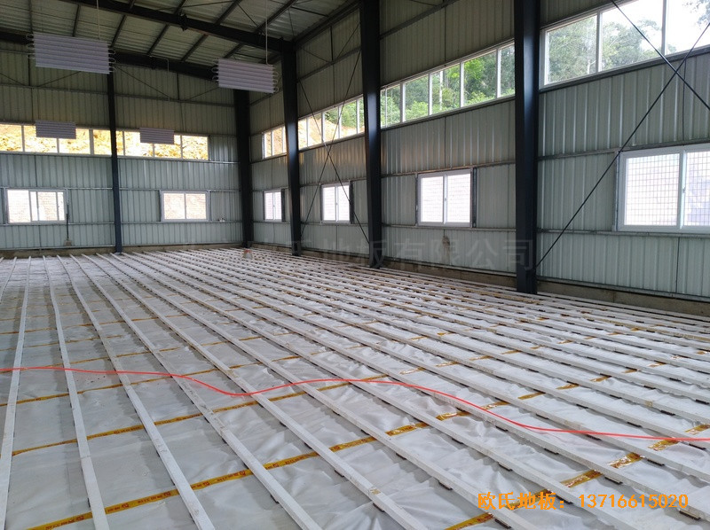 巴布亚新几内亚羽毛球馆运动木地板安装案例0