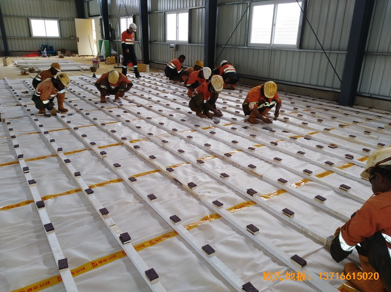 巴布亚新几内亚羽毛球馆运动木地板安装案例1
