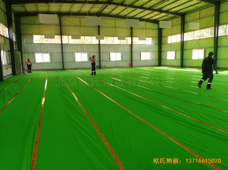 巴布亚新几内亚羽毛球馆运动木地板安装案例2