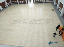 ѧУ���򳡵�ľ�ذ������